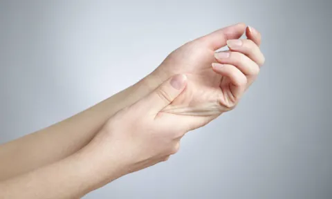 A artrite reumatóide é uma doença autoimune, sem causas específicas conhecidas.