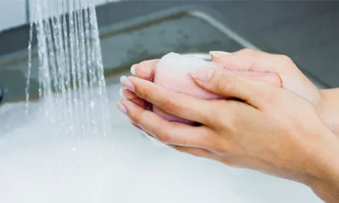 Lavar as mãos 50 vezes por dia, verificar portas e janelas, ter todos os objetos alinhados, são alguns gestos de quem tem uma Perturbação Obsessivo-Compulsiva.