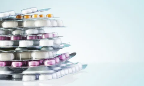 Os antibióticos são substâncias químicas produzidas por microrganismos e que conseguem destruir ou inibir a reprodução de outros microrganismos, em geral bactérias. O seu uso indevido (em excesso ou mal indicado) tem permitido que os agentes infeciosos desenvolvam a sua capacidade de resistência. Os antibióticos são substâncias químicas produzidas por microrganismos e que conseguem destruir ou inibir a reprodução de outros microrganismos, em geral bactérias. O seu uso indevido (em excesso ou mal indicado) tem permitido que os agentes infeciosos desenvolvam a sua capacidade de resistência.