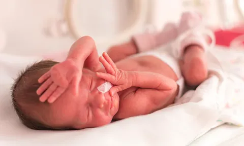 Todos os dias, nascem em Portugal 17 bebés prematuros. Portugal tem uma das mais altas taxa de prematuridade da Europa, com um registo anual de 8% de partos antes das 37 semanas de gestação.