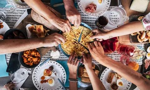 Comer demais é muito fácil. Mas existem estratégias que o vão ajudar a fazer escolhas mais saudáveis e equilibradas Comer demais é muito fácil. Mas existem estratégias que o vão ajudar a fazer escolhas mais saudáveis e equilibradas