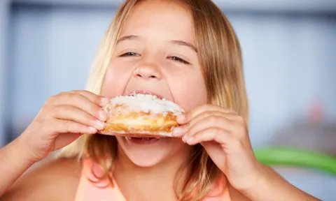 Há alguma relação entre hiperatividade nas crianças e o consumo de açúcar? A resposta da pediatra.