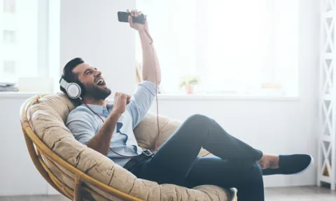 Ouvir música alta faz mal aos ouvidos? Ouvir música alta faz mal aos ouvidos?