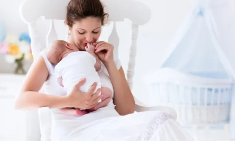 O contacto de pele com pele que se estabelece desde o primeiro momento em que o bebé começa a mamar, é fundamental para a relação entre ambos.