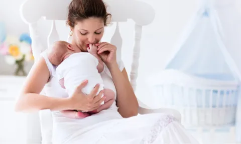 O contacto de pele com pele que se estabelece desde o primeiro momento em que o bebé começa a mamar, é fundamental para a relação entre ambos. O contacto de pele com pele que se estabelece desde o primeiro momento em que o bebé começa a mamar, é fundamental para a relação entre ambos.