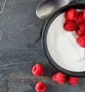 Saiba mais sobre os iogurtes ricos em proteína, como os gregos, os skyr e os kvarg.