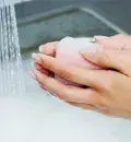 Lavar as mãos 50 vezes por dia, verificar portas e janelas, ter todos os objetos alinhados, são alguns gestos de quem tem uma Perturbação Obsessivo-Compulsiva.