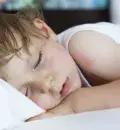 As crianças com apneia têm um sono agitado, com microdespertares e podem transpirar muito durante a noite.