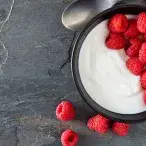 Saiba mais sobre os iogurtes ricos em proteína, como os gregos, os skyr e os kvarg.