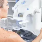 Importante para o rastreio e deteção precoce do cancro da mama, a mamografia é um exame que utiliza o raio-X e permite uma avaliação geral da mama.