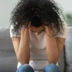 A nevralgia é uma dor intensa, repetida, que surge por surtos de curta duração (fisgadas), de frequência elevada, e que ocorre devido à irritabilidade do nervo em causa.
