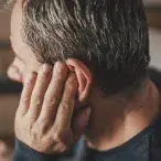 Além da audição, que outra função desempenha o ouvido?