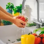 lavar alimentos