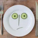 Se tiver um pequeno quintal ou jardim, aproveite esse espaço para cultivar a sua horta. Caso contrário, uma varanda pode constituir uma boa ​opção, num ambiente de luz, propício ao desenvolvimento dos produtos hortícolas. Assim, evitará o desperdício alimentar.