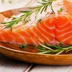 Separe carne e peixe crus de outros alimentos e higienize as superfícies e os instrumentos utilizados na sua confeção.