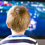 Ver televisão ao perto faz mesmo mal ou é um mito?