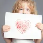 Uma criança de 4 anos não distingue o perigo, pelo que pode provocar acidentes graves.