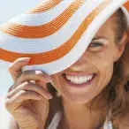 Os raios solares podem causar reações cutâneas acompanhadas de prurido.