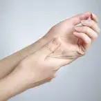 A artrite reumatóide é uma doença autoimune, sem causas específicas conhecidas.