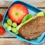 A marmita está na moda e ao programar as refeições que a criança fará na escola, está a promover uma alimentação saudável. 