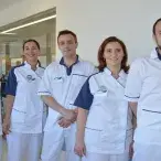 Os enfermeiros pelo espaço permanente que ocupam nas organizações hoje em dia, são os principais atores no respeitante ao acolhimento do cliente e familiares, na alta hospitalar e mesmo no domicílio,