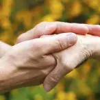 Na doença de Parkinson os neurónios deixam de produzir a dopamina, substância que ajuda a controlar os movimentos corporais.