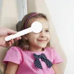 Os pediatras são rastreadores por excelência e nas consultas de seguimento da criança saudável podem detetar complicações oftalmológicas sem que os pais percebam.
