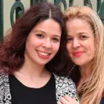 Vanda Miranda e a filha sofia, descrevem a forma como enfrentaram alguns dos desafios. Lembram que não há receitas iguais, mas o amor e a compreensão são determinantes na educação dos jovens.