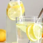 Além de ser um desintoxicante natural, a água com limão deixa a pele radiante, graças ao seu ter em vitamina C, que participa na síntese de colagénio. 