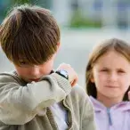 Na escola, todos devem estar informados sobre como prevenir e tratar episódios alérgicos.