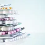 Os antibióticos são substâncias químicas produzidas por microrganismos e que conseguem destruir ou inibir a reprodução de outros microrganismos, em geral bactérias. O seu uso indevido (em excesso ou mal indicado) tem permitido que os agentes infeciosos desenvolvam a sua capacidade de resistência.