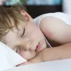 As crianças com apneia têm um sono agitado, com microdespertares e podem transpirar muito durante a noite.
