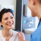 As consultas para deixar de fumar são especializadas, multidisciplinares e combinam o aconselhamento e apoio comportamental e psicológico, com o tratamento farmacológico. 