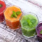 Os batidos detox ajudam-no a desintoxicar, graças aos nutrientes das frutas e legumes. Damos-lhe a conhecer 4 receitas detox fáceis de fazer.