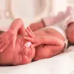 Todos os dias, nascem em Portugal 17 bebés prematuros. Portugal tem uma das mais altas taxa de prematuridade da Europa, com um registo anual de 8% de partos antes das 37 semanas de gestação.