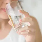 Beber água à refeição engorda ou não?