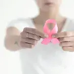 O autoexame da mama é uma das formas de fazer a deteção precoce do cancro da mama.