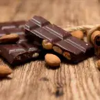 Conheça as maiores vantagens dos dois ingredientes mais usados nos doces portugueses - o chocolate e a amêndoa - qualquer que seja a época festiva.