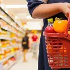 Leia atentamente os rótulos dos alimentos porque nem sempre os produtos light ajudam a emagrecer. 
