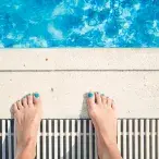 Balneários: como evitar as infeções nos pés