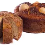 Tradicionalmente, após as privações da quaresma é hora de regressar à mesa. Ao cordeiro ou borrego, junta-se o pão e vinho tradicionais, as amêndoas, os ovos de chocolate e o tradicional e regional folar.