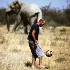 Em Etosha, na Namíbia, Tiago Carrasco joga futebol a cerca de 100 metros de um elefante 