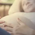 A maternidade muito após os 35 anos acarreta maiores riscos, mas as mulheres sentem-se por outro lado mais seguras no papel de mãe.