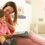 A leitura num ambiente descontraído ajuda também a reforçar os laços entre as crianças e a família.