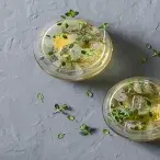 A kombucha foi associada a vários benefícios para a saúde. Conheça quais são e o que deve saber antes de a consumir.