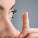 Factos e mitos sobre lentes de contacto: devemos tirar as lentes de contacto quando vamos tomar banho? E na piscina? As respostas do especialista.