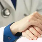 Explicar ao doente, de forma acessível, em que consiste a cirurgia e quais os seus benefícios é fundamental para reduzir o nível de ansiedade do paciente nas horas e dias que antecedem este procedimento.