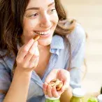 Micróbios: se deixar cair um alimento e o apanhar em menos de cinco segundos é seguro comê-lo sem risco de contaminação? A regra de cinco segundos é mesmo assim?