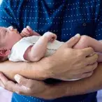 Devemos ou não puxar a pilinha dos bebés?