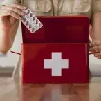 O que deve colocar na caixa de primeiros socorros?